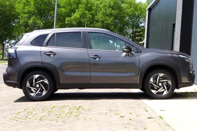 Suzuki S-Cross (2025) thumbnail 6