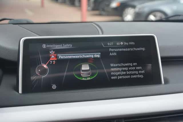 BMW X5 (2015) thumbnail 36
