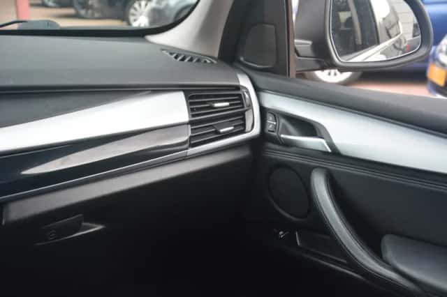 BMW X5 (2015) thumbnail 41