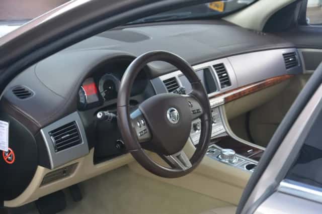 Jaguar XF (2008) thumbnail 15