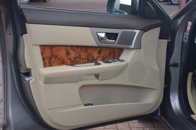 Jaguar XF (2008) thumbnail 16