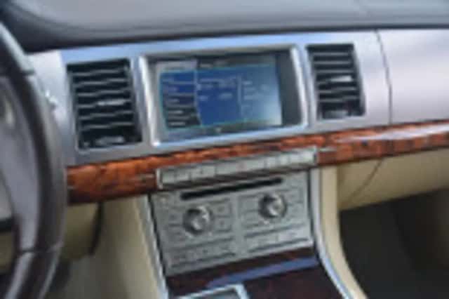 Jaguar XF (2008) thumbnail 61