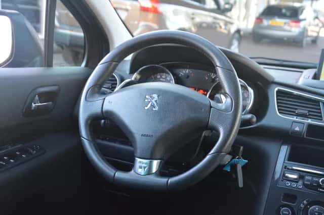 Peugeot 3008 (2013) thumbnail 14