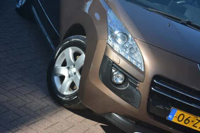 Peugeot 3008 (2013) thumbnail 9
