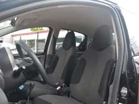 Toyota Aygo (2010) thumbnail 12