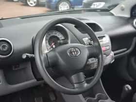 Toyota Aygo (2010) thumbnail 13