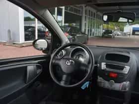 Toyota Aygo (2010) thumbnail 15