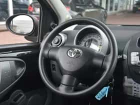 Toyota Aygo (2010) thumbnail 16