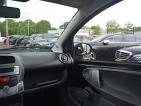 Toyota Aygo (2010) thumbnail 17