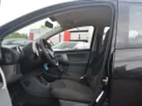 Toyota Aygo (2010) thumbnail 35
