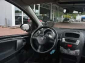 Toyota Aygo (2010) thumbnail 39