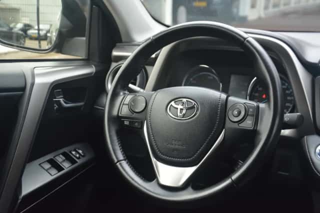 Toyota RAV4 (2016) thumbnail 16