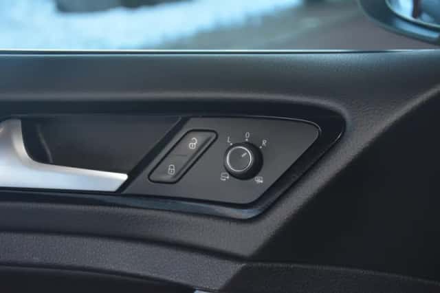 Volkswagen Golf (2015) thumbnail 57