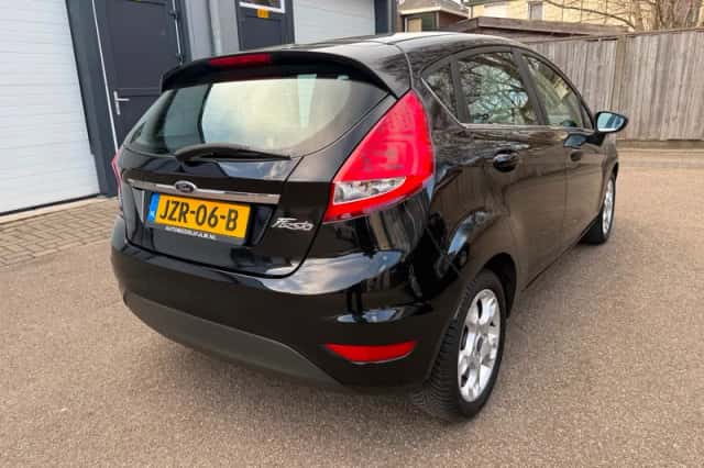 Ford Fiesta (2012) thumbnail 4