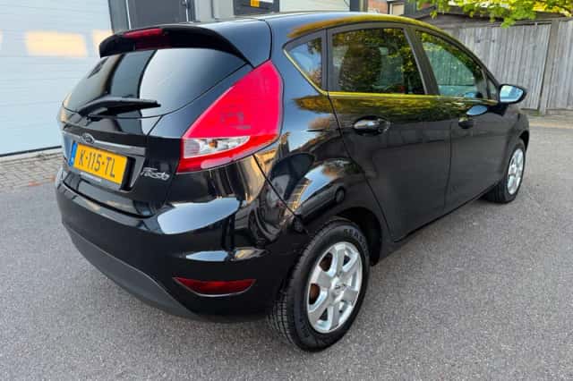 Ford Fiesta (2010) thumbnail 4
