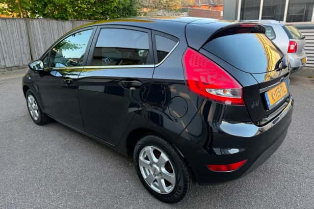Ford Fiesta (2010) thumbnail 6