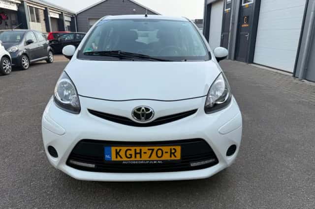 Toyota Aygo (2013) thumbnail 2