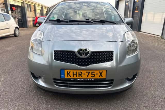 Toyota Yaris (2008) thumbnail 2