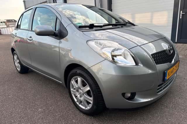 Toyota Yaris (2008) thumbnail 3