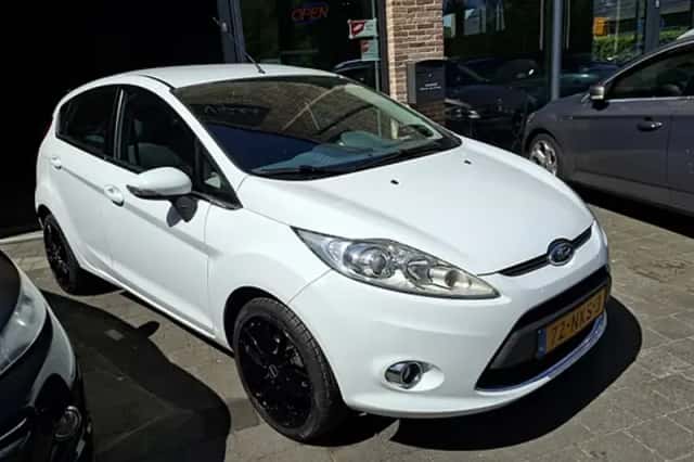 Ford Fiesta (2010) thumbnail 2
