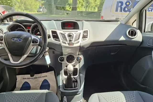 Ford Fiesta (2010) thumbnail 4