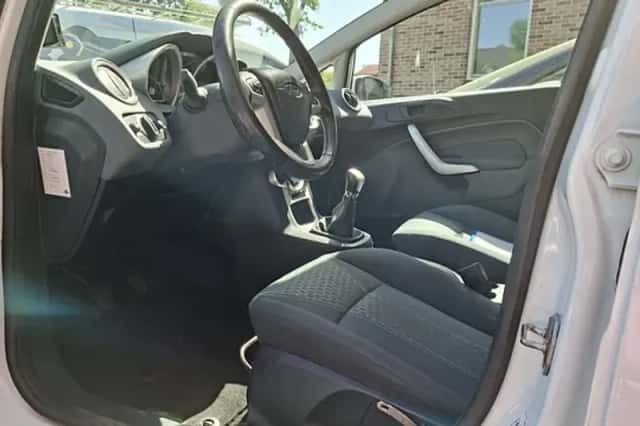 Ford Fiesta (2010) thumbnail 5