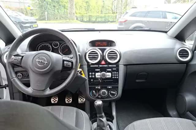 Opel Corsa (2013) thumbnail 4