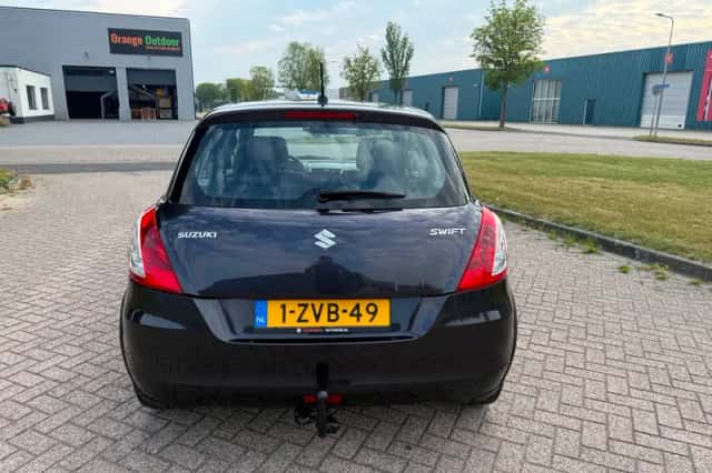 Suzuki Swift (2015) thumbnail 6