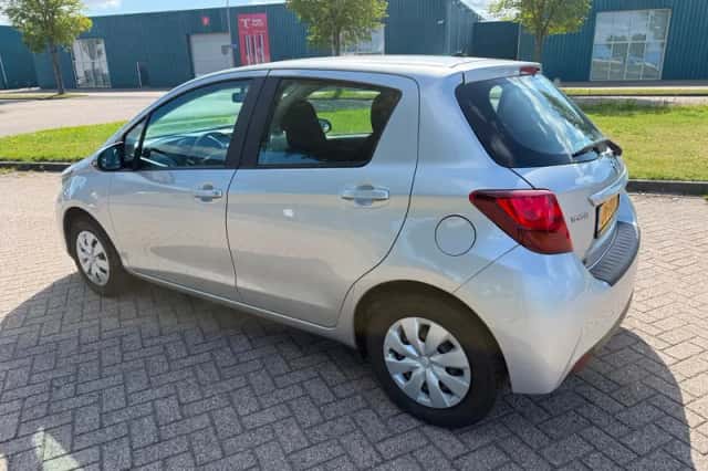 Toyota Yaris (2016) thumbnail 2