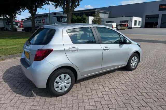 Toyota Yaris (2016) thumbnail 6