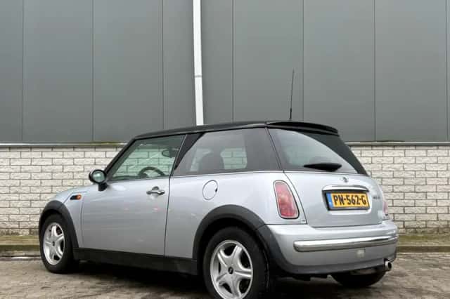 MINI Cooper (2002) thumbnail 3