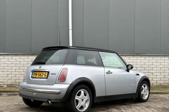 MINI Cooper (2002) thumbnail 4