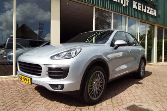 Porsche Cayenne (2015) thumbnail 2