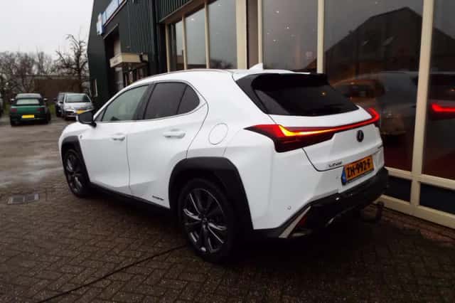 Lexus UX (2019) thumbnail 4
