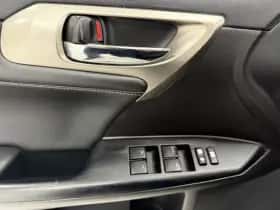 Lexus CT (2016) thumbnail 32