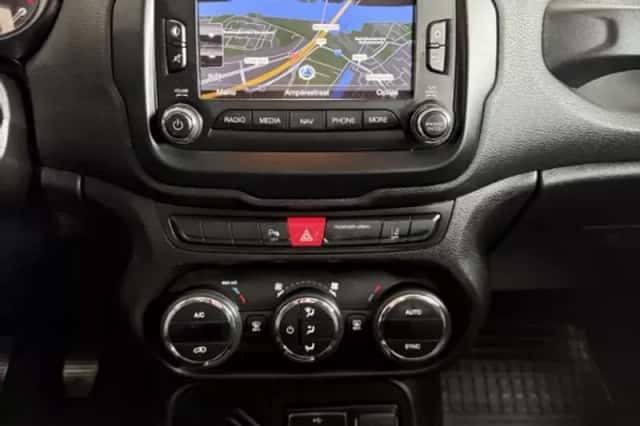 Jeep Renegade (2014) thumbnail 18