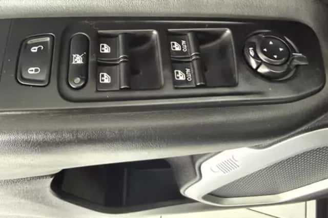 Jeep Renegade (2014) thumbnail 28
