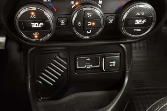 Jeep Renegade (2014) thumbnail 30