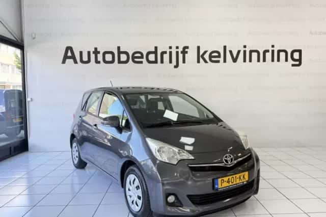 Toyota Verso-S (2012) thumbnail 3