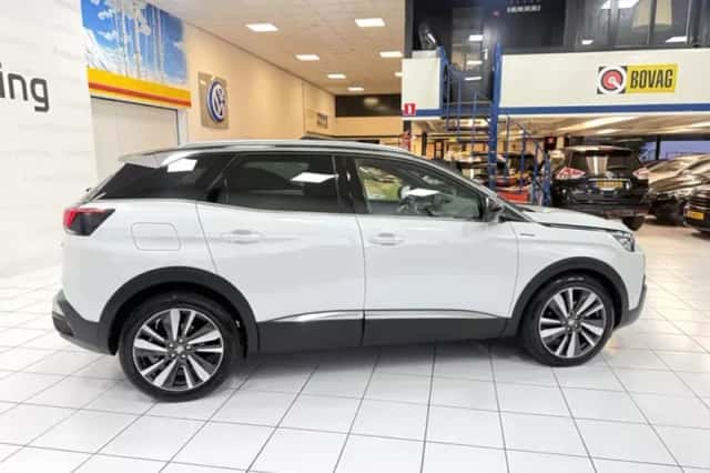 Peugeot 3008 (2017) thumbnail 15