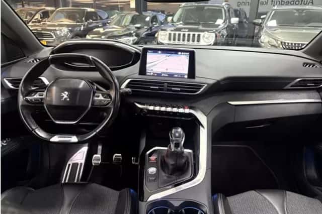 Peugeot 3008 (2017) thumbnail 16