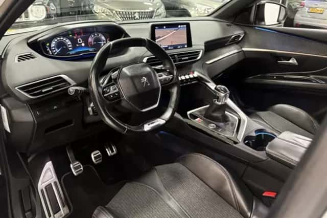 Peugeot 3008 (2017) thumbnail 28