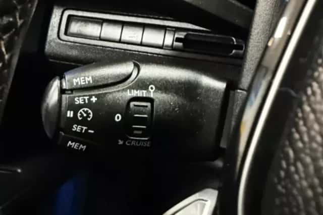 Peugeot 3008 (2017) thumbnail 30