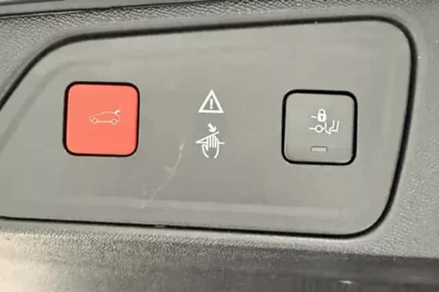 Peugeot 3008 (2017) thumbnail 38