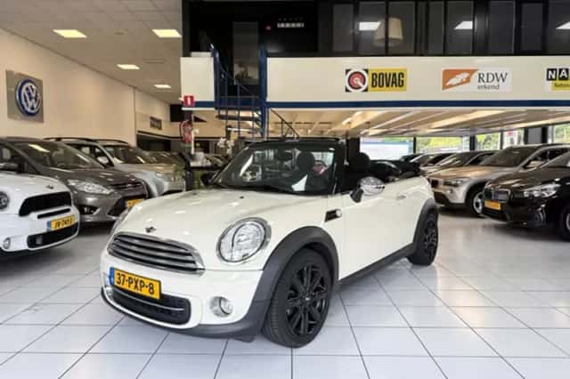 MINI Cabrio (2011) thumbnail 2