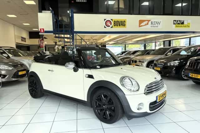 MINI Cabrio (2011) thumbnail 3