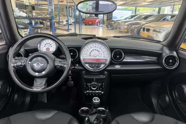 MINI Cabrio (2011) thumbnail 4
