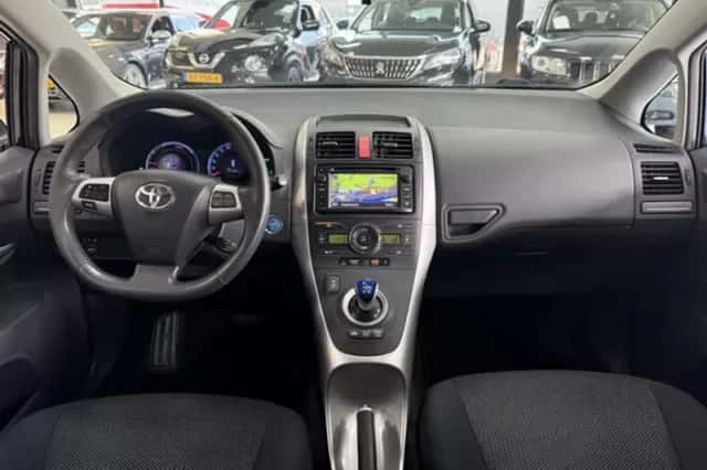 Toyota Auris (2012) thumbnail 4
