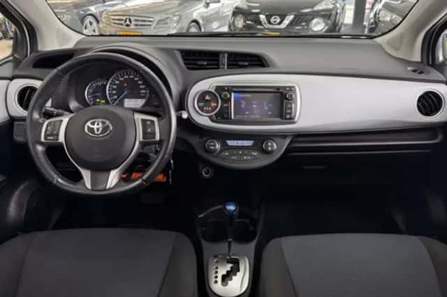 Toyota Yaris (2012) thumbnail 4