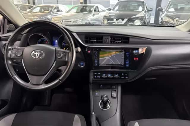 Toyota Auris (2015) thumbnail 4